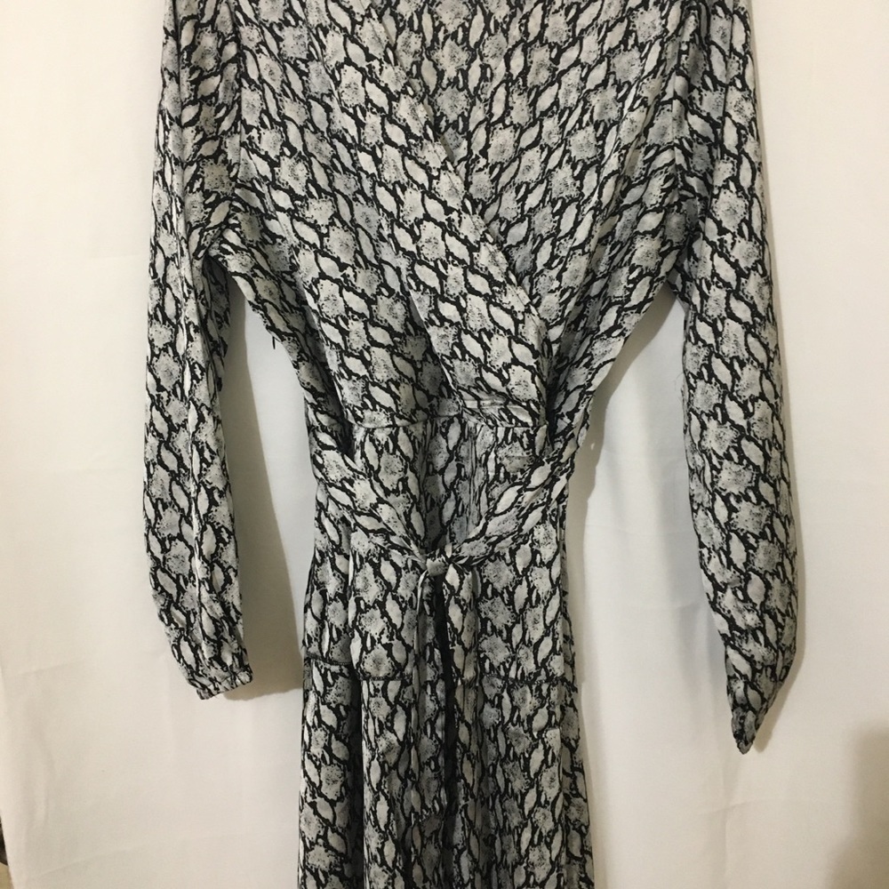 3/$28❤️Snake Print  Dress V neck - Picture 8 of 12